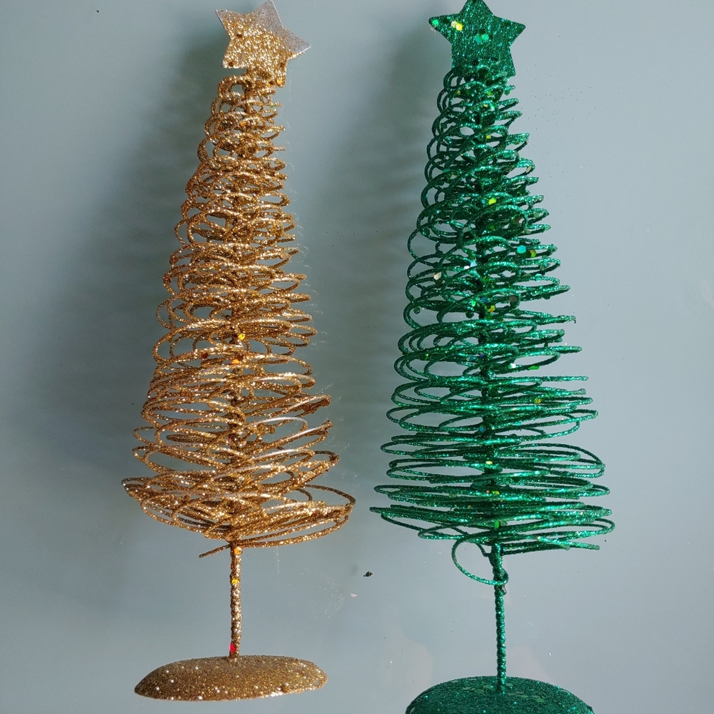 Set of 2 wired tabletop decor Christmas trees 1 gold tone and 1 green